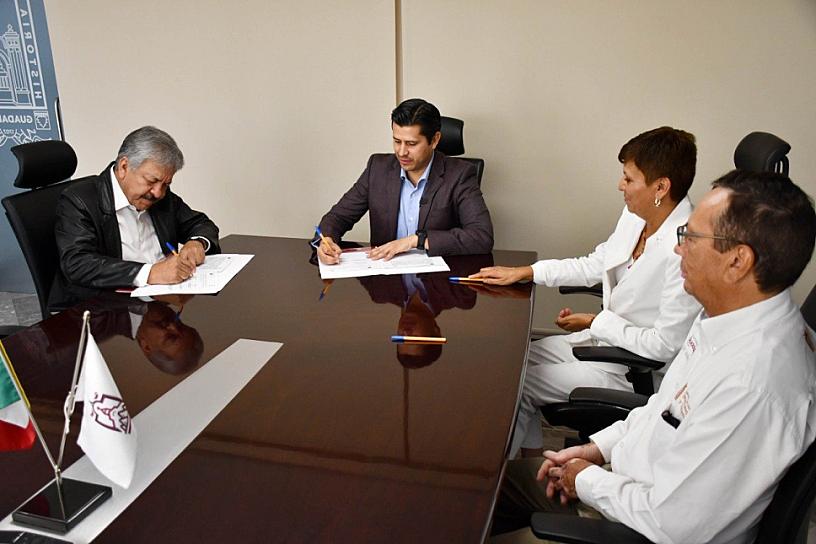  FIRMA JULIO CÉSAR CHÁVEZ CONVENIO CON LA SECAMPO