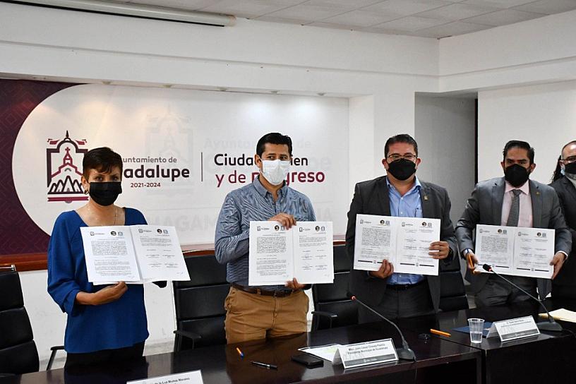 FIRMA JULIO CÉSAR CHÁVEZ CONVENIO Y COMODATO CON PSICOLOGÍA DE LA UAZ