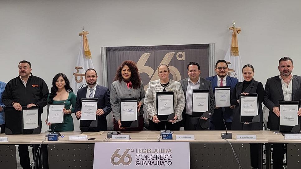 Firman contrato de uso de licencia de Sistema Integral de Gestión Documental