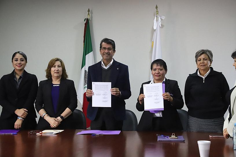 FIRMAN CONVENIO AYUNTAMIENTO DE CALERA Y COORDINACIÓN FEMINISTA OLIMPIA GOUGUES AC