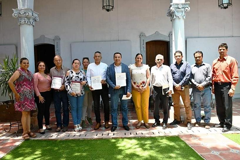 FIRMAN CONVENIO DE COLABORACIÓN AUTORIDADES MUNICIPALES Y ESCOLARES 