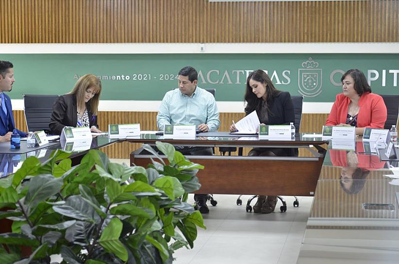 FIRMAN CONVENIO PARA DEFENDER DERECHOS HUMANOS DE CAPITALINOS