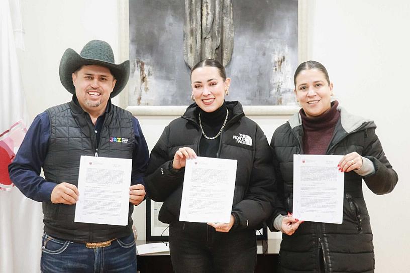 Firma Rodrigo Ureño convenio de colaboración con la Seduvot