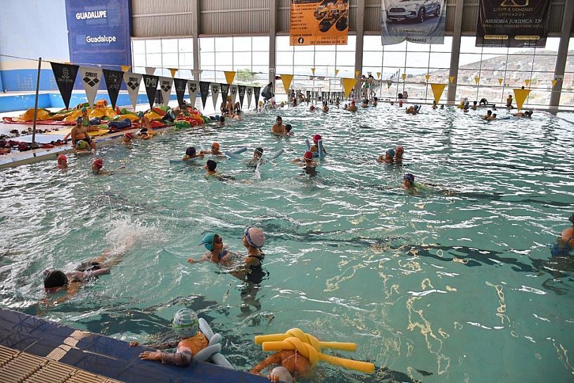 FOMENTAN ACTIVACIÓN FÍSICA CON CURSOS DE VERANO EN LA ALBERCA OLÍMPICA