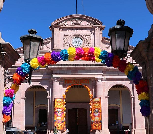FOMENTAN TRADICIONES CON LA DECORACIÓN DE ARCOS DE FACHADAS DEL CENTRO HISTÓRICO DE ZACATECAS