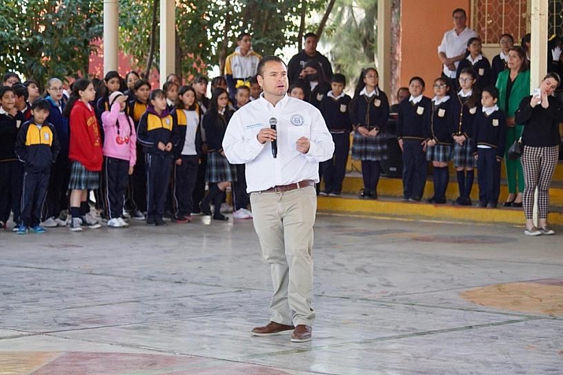 Fortalece Miguel Varela compromiso con instituciones educativas