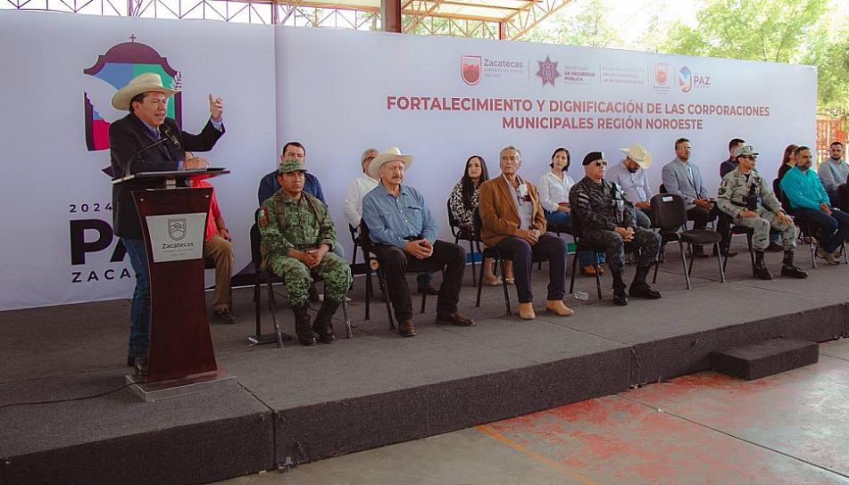 FORTALECEN A POLICÍAS MUNICIPALES CON EQUIPAMIENTO Y MEJORAS SALARIALES 