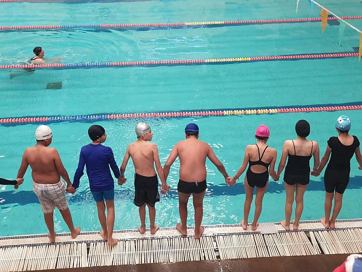 FORTALECEN SALUD EMOCIONAL DE ADOLESCENTES A TRAVÉS DE LA NATACIÓN 