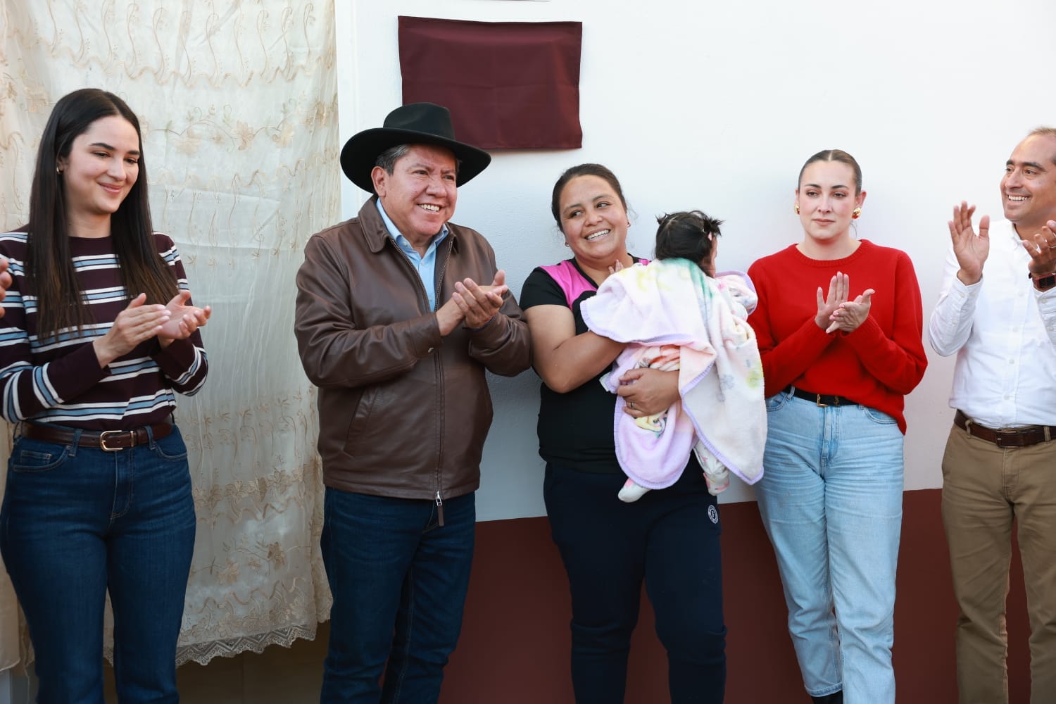 AVANZA ZACATECAS EN DIGNIFICACIÓN DE VIVIENDAS: GOBERNADOR DAVID MONREAL ENTREGA CUARTOS Y BAÑOS A FAMILIAS