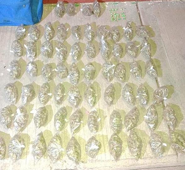 FUERZAS DE SEGURIDAD CONFISCAN 98 UNIDADES DE DROGA Y APREHENDEN A CUATRO PERSONAS 