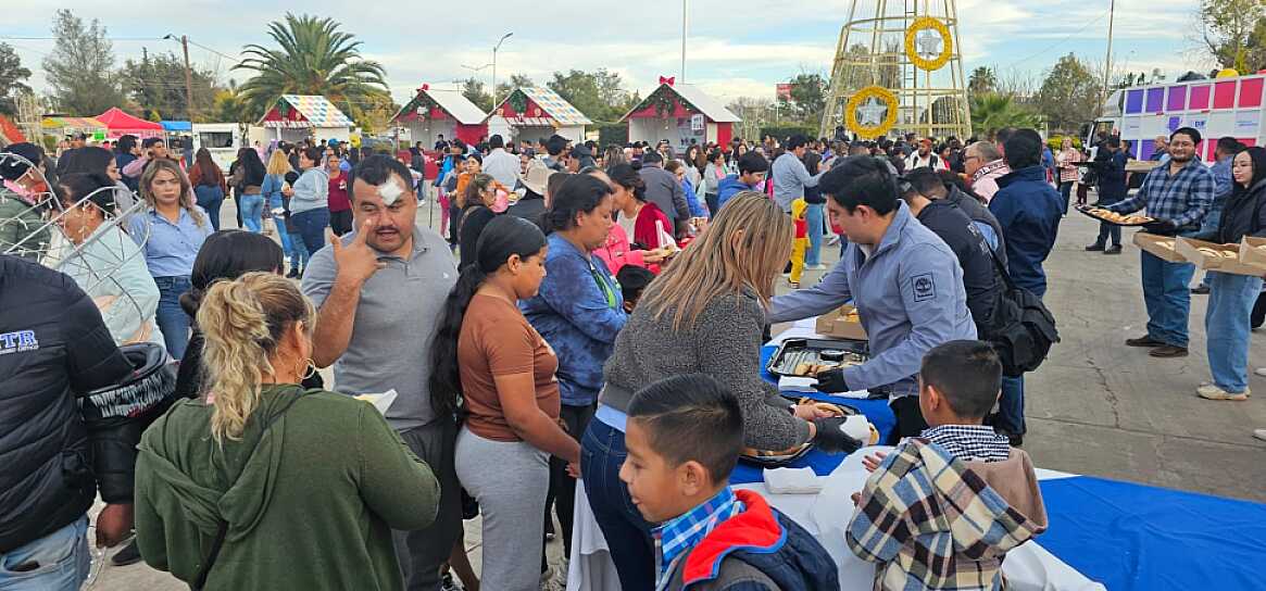 Celebran familias fresnillenses la llegada de los Reyes Magos; parten rosca