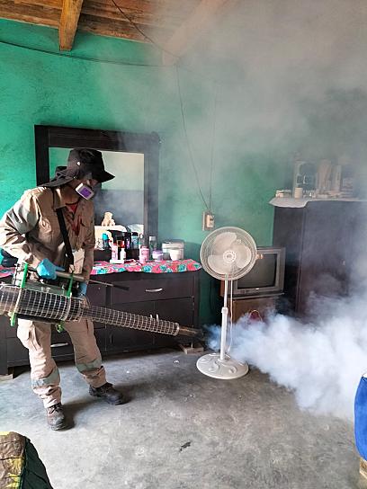 FUMIGAN CALLES DE MOYAHUA PARA PREVENIR EL DENGUE 