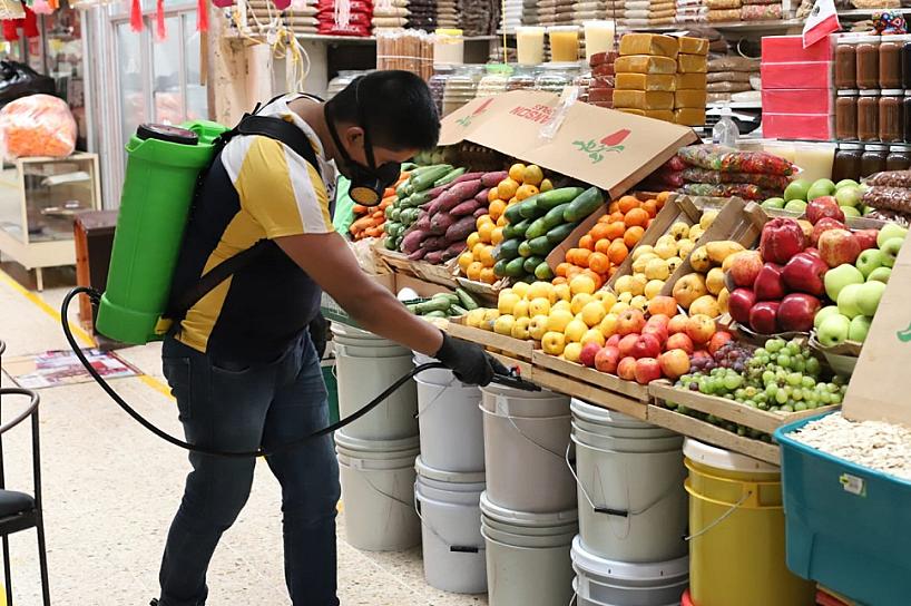 FUMIGAN EL MERCADO BENITO JUÁREZ