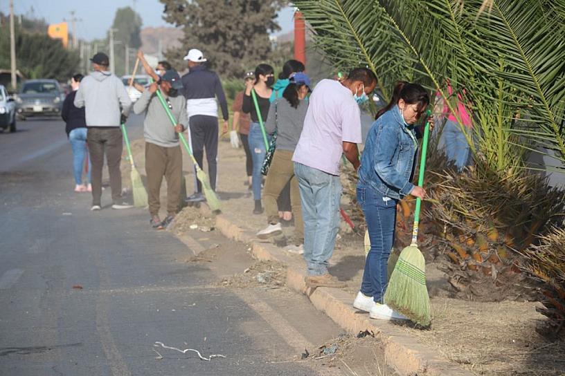 FUNCIONARIOS DEL MINERAL PARTICIPAN EN LIMPIEZA EN LA CARRETERA ESTACIÓN SAN JOSÉ 