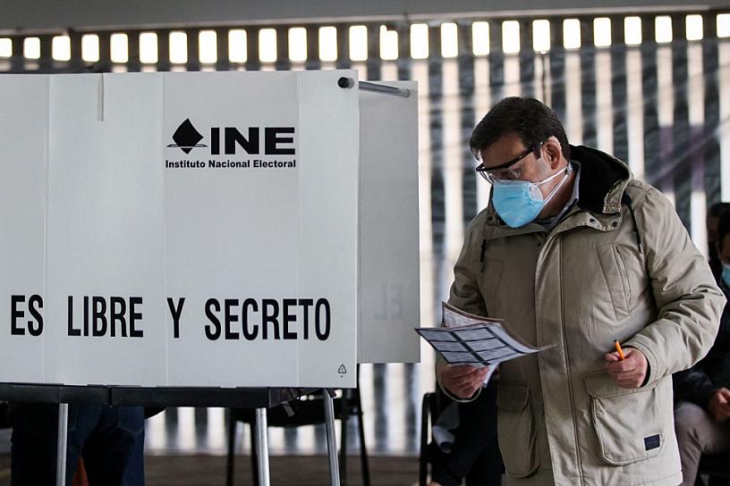 FUNCIONARIOS QUE BUSCAN REELECCIÓN NO NECESITAN RENUNCIAR AL CARGO: INE