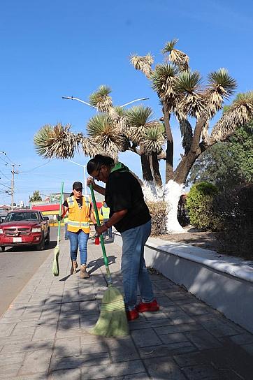 FUNCIONARIOS SACAN LAS ESCOBAS Y SE PONEN A BARRER CALLES DE FRESNILLO