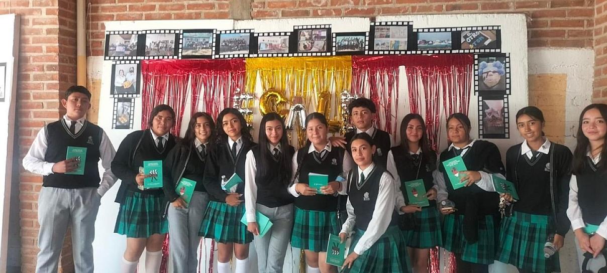 GANAN ESTUDIANTES DE COBAEZ CONFERENCIA CON EL PRODUCTOR DE CINE GUILLERMO RENDÓN