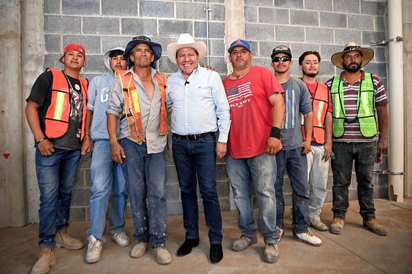 GOBERNADOR RECONOCE A LOS TRABAJARODES DE LA CONSTRUCCIÓN EN SU DÍA 