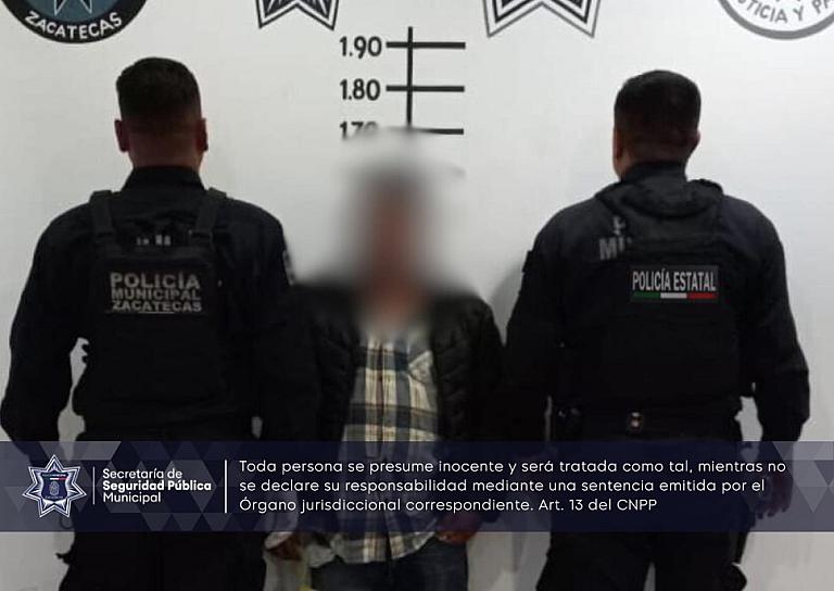 GOLPEA HOMBRE A POLICÍA Y TERMINA DETENIDO