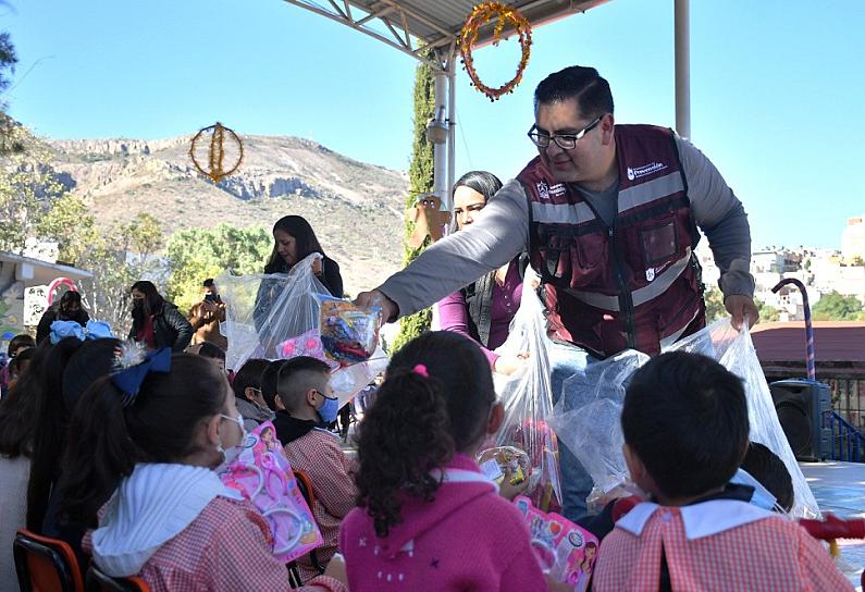 GOZAN NIÑOS GUADALUPENSES DE BOLOS Y JUGUETES