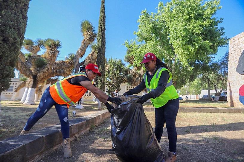 LIMPIAN FUNCIONARIOS DE FRESNILLO SECTOR LAGUNILLA