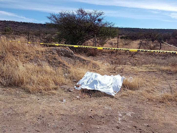 Hallan a hombre sin vida en carretera estatal