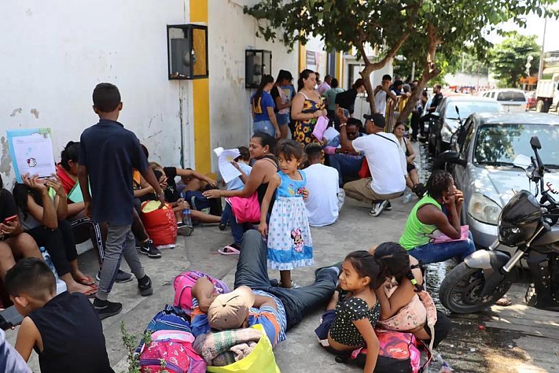 RESCATA LA FGR  A 103 MIGRANTES HACINADOS EN DOS CAMIONES