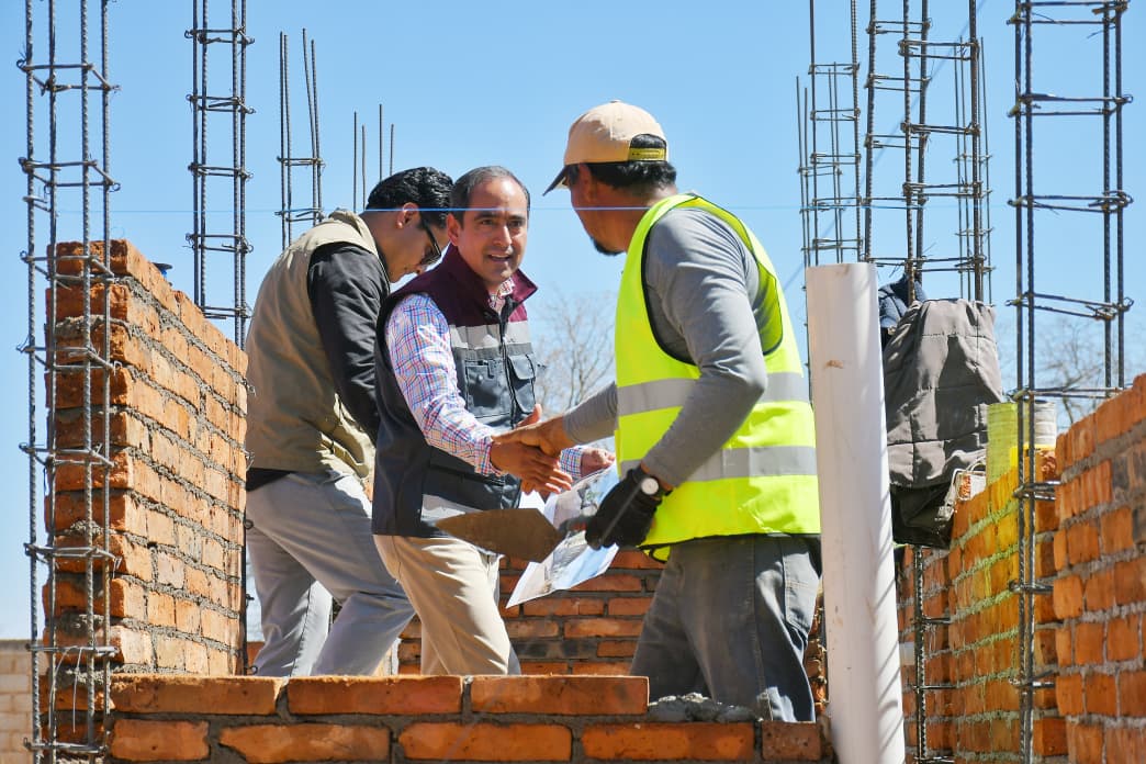 - ¿Más mezcla maistro, o le acerco los tabiques?