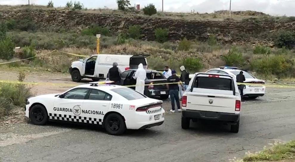 HALLAN DOS HOMBRES SIN VIDA EN VEHÍCULO ABANDONADO EN LA PIMIENTA