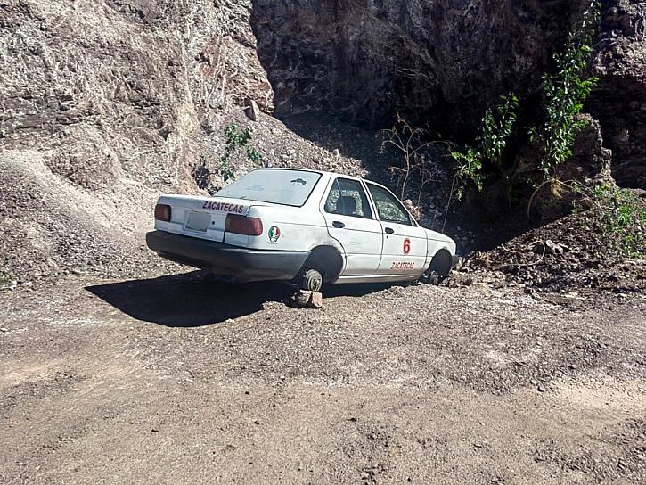 HALLAN TAXI ABANDONADO EN LA CAPITAL