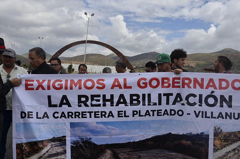 HARTOS, DE CAMINOS EN MAL ESTADO
