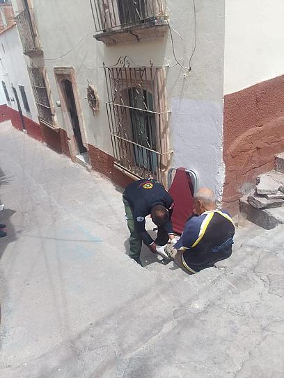 HOMBRE DE LA TERCERA EDAD CAE DE SU PROPIA ALTURA