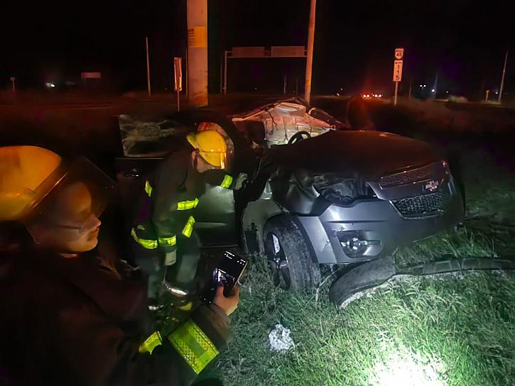 HOMBRE SALE DISPARADO AL VOLCAR SU AUTO 