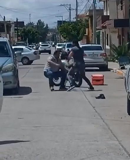 HOMBRES SE AGARRAN A GOLPES