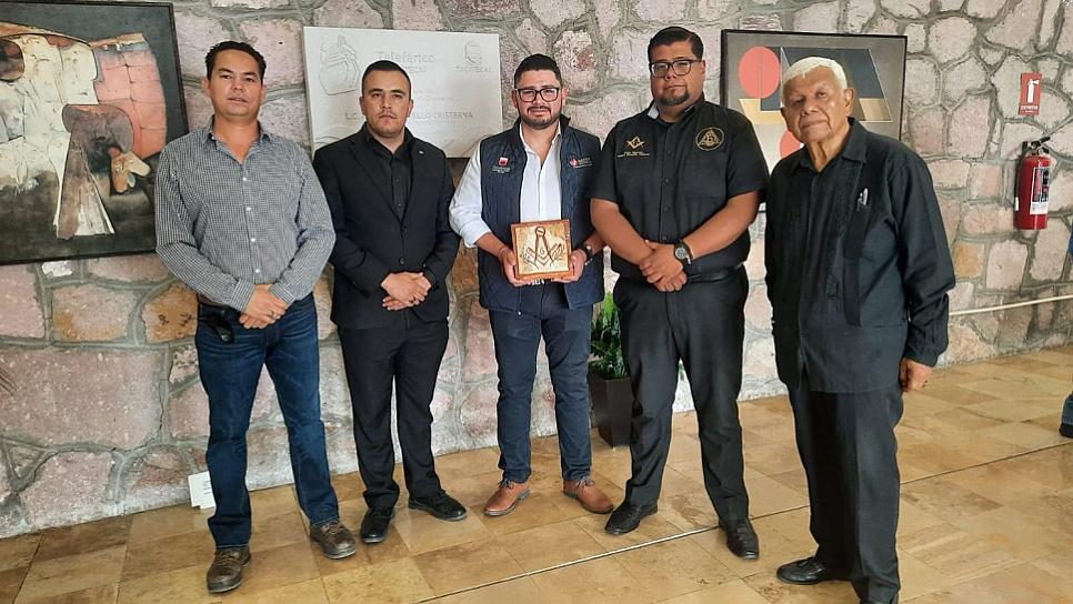 HONRA ARTISTA CAMPECHANO A&nbsp;EXGOBERNADOR FERNANDO PÁMANES