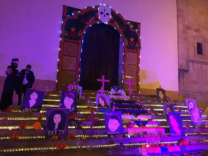 HONRAN A MUJERES ASESINADAS