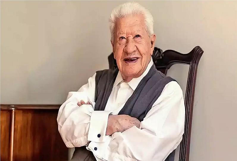 IGNACIO LÓPEZ TARSO SALE DEL HOSPITAL LUEGO DE SER INTERNADO POR NEUMONÍA