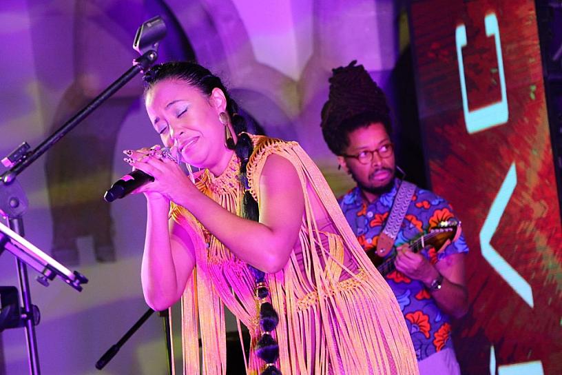 ILUMINA AIACE CON SU FUSIÓN DE JAZZ, ROCK Y RAÍCES AFROBAHIANAS