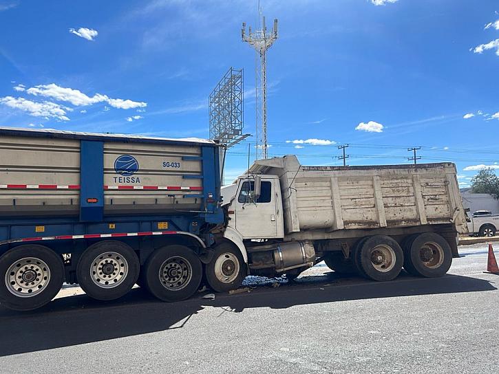 Impacta camión de volteo a tráiler de un remolque en Guadalupe durante bloqueo