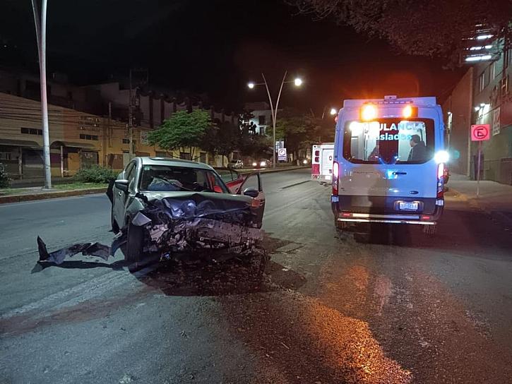 IMPACTAN DOS VEHÍCULOS EN EL BULEVAR DURANTE LA MADRUGADA 