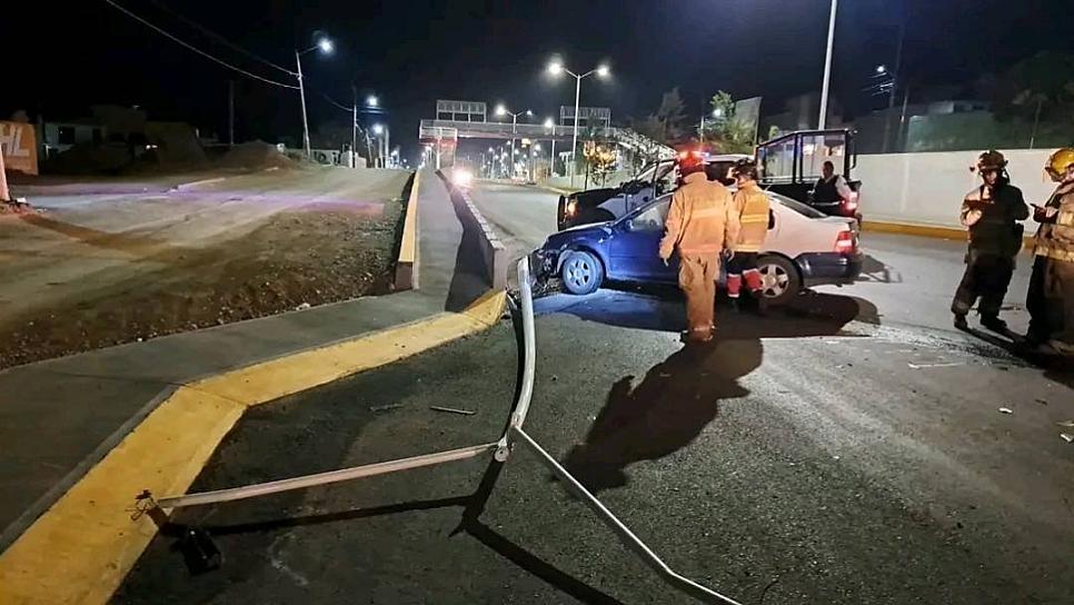 IMPACTA SU AUTOMÓVIL CONTRA UN POSTE Y LO DERRIBA 