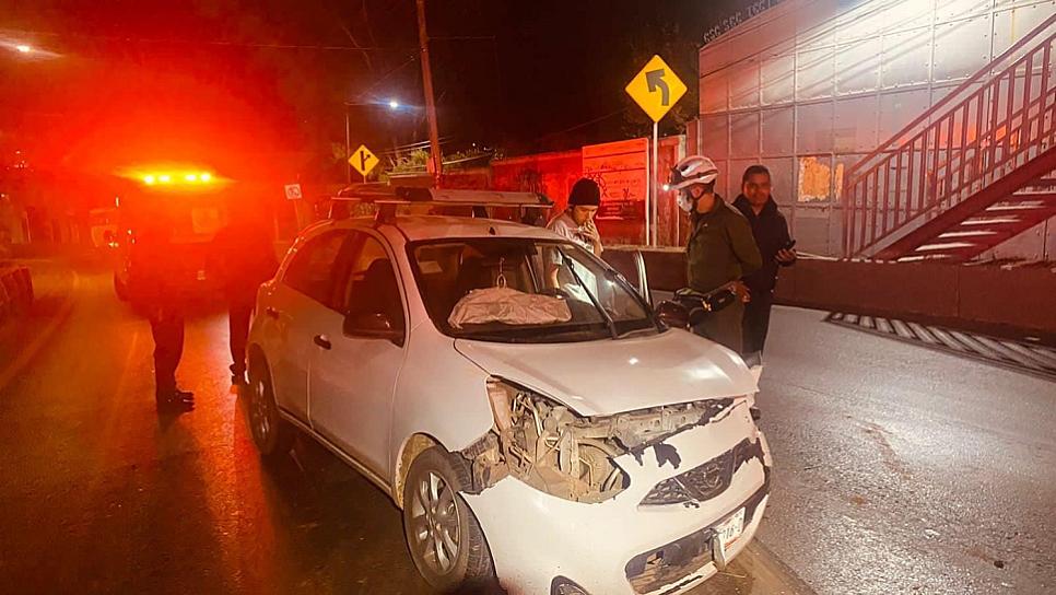 IMPACTA VÍCTOR SU AUTO CONTRA EL PUENTE PEATONAL
