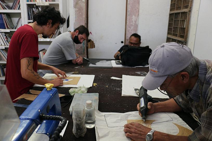 IMPARTE ARTURO ANGULO TALLER DE GRABADO EN ACRÍLICO E IMPRESIÓN A COLOR