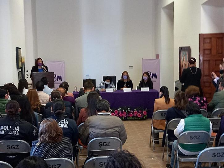 IMPARTEN CONFERENCIA A FAVOR DE LOS DERECHOS HUMANOS DE LAS MUJERES EN EL MARCO DEL 8M