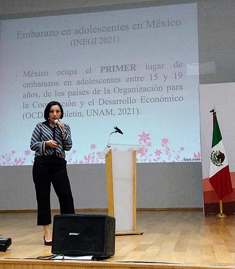 IMPARTEN CONFERENCIA SOBRE PREVENCIÓN DE EMBARAZOS EN ADOLESCENTES 