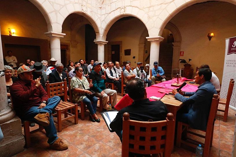 IMPARTEN CONFERENCIA TAURINA EN JEREZ