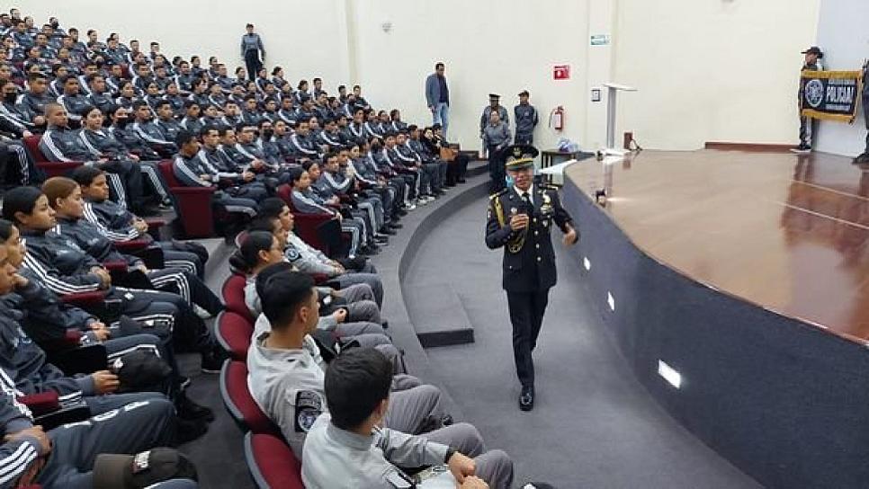 IMPARTEN PLÁTICA A ESTUDIANTES DEL BACHILLERATO GENERAL POLICIAL