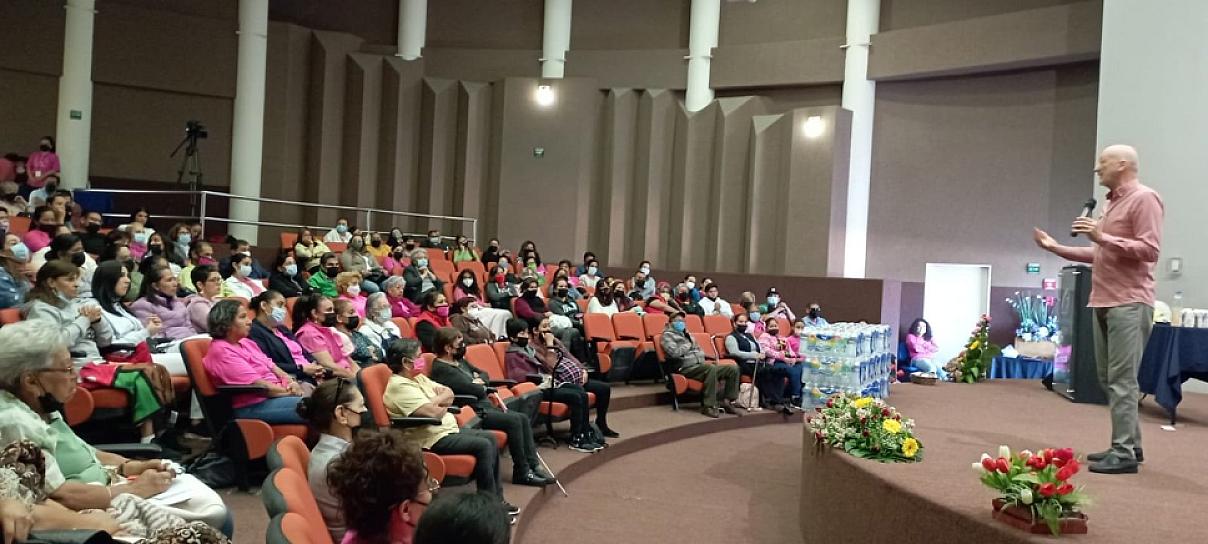 IMPARTE RENÉ MEY MENSAJE DE PAZ 