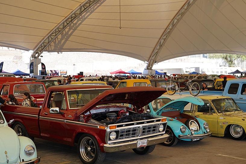 Impulsa ayuntamiento capitalino convivencia en evento de autos antiguos 