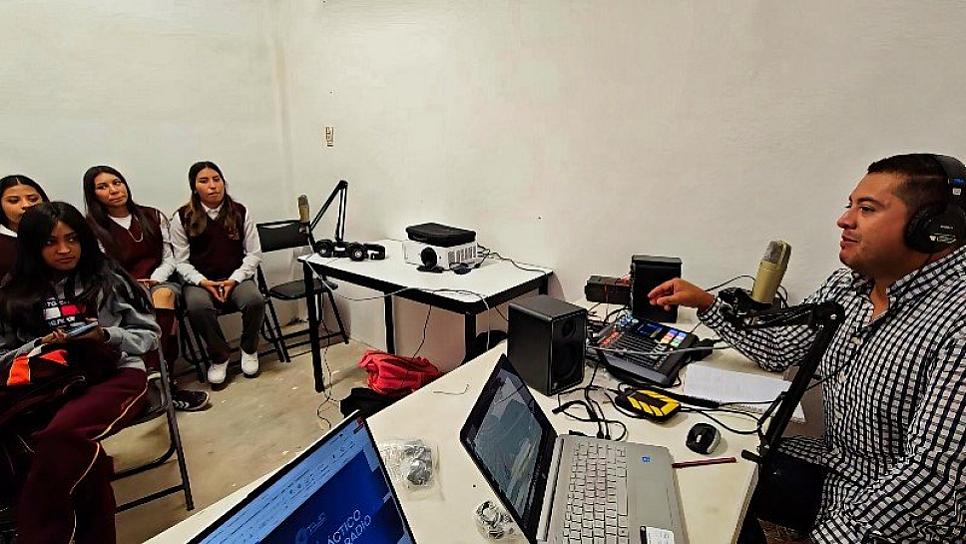 IMPULSAN CREATIVIDAD ESTUDIANTIL CON CABINA RADIOFÓNICA EN MAZAPIL